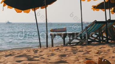木制阳光床与伞在沙滩对海。 泰国，芭堤雅。